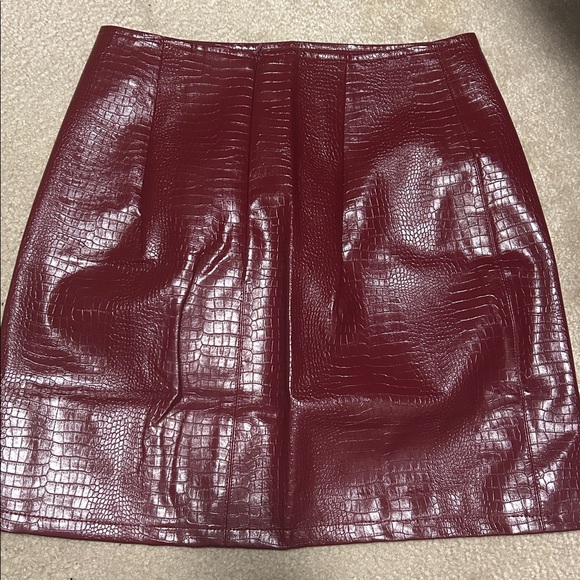 NWT Commense red crocodile faux leather mini skirt - Picture 7 of 9